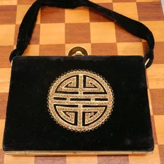 Smuk vintage taske udført i gyldent metal & sort velour