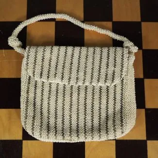 Vintage perletaske i hvid & sølvfarvede glasperler