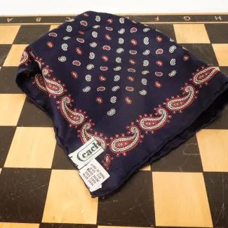 En lækker lille vintage charmeklud i silke fra Cacharel. Paisley-mønster.