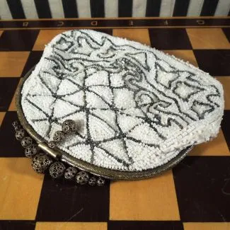 Vintage perletaske i smukke hvide & sølvfarvede perler