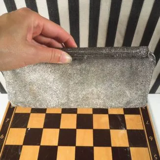 Vintage clutch - besat med hundredevis af små sølvfarvede perler!