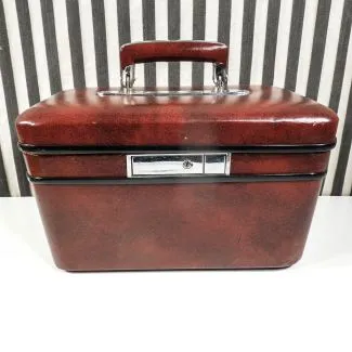 Vintage beautyboks fra tredserne i mørk bordeaux med indvendigt spejl.