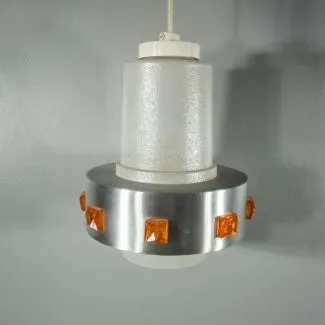 Vintage pendel i glas og sølvfarvet metal prydet med orange glas