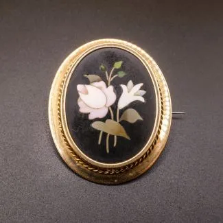 Antik guldbroche i fjorten karat med meget smuk Pietra Dura mosaik