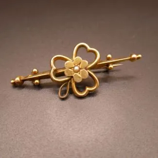 Antik broche i ni karat guld med lille ægte flodperle
