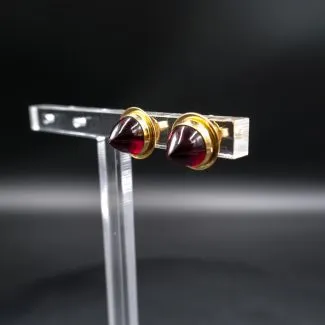 Vintage 18 karat guld ørestikkere med røde spydslebne sten