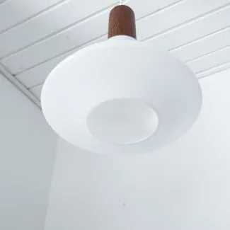 Vintage pendel udført i hvidt opalglas samt teak-top