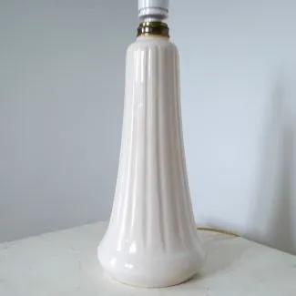 Høj bordlampe af rillet hvidglaseret keramik fra Hjorth