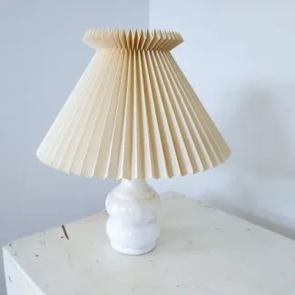 Vintage bordlampe af hvid alabast med Le Klint skærm