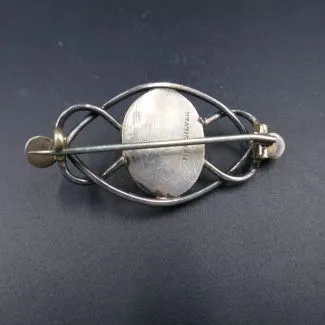 Vintage sølv broche prydet med camé og koral (4,3)