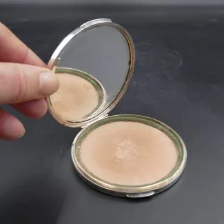 Sølv pudderdåse med de fem svaner fra Magnussen