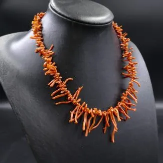 Vintage halskæde i forløb med lange stavkoral (48)