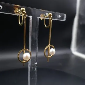 Lange fjorten karat stav øreskruer med ægte perler