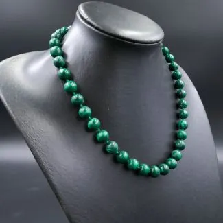 Halskæde med store malakit perler og guldlås (50)