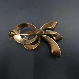 Vintage otte karat sløjfe broche med perle fra Siersbøl