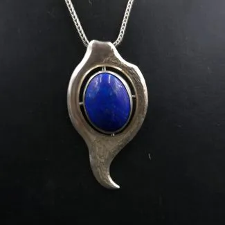 Designer vedhæng af sølv og lapis i kraftig kæde (60)