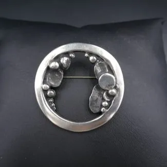 Eivind Hillestad broche i forsølvet tin