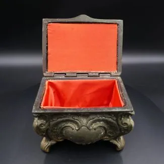 Vintage metal skrin med rødt stof interiør (10 x 12,5)