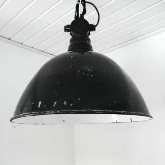 Meget stor sort industri lampe med hvid emalje
