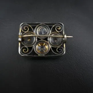 Firkantet emalje broche fra Aksel Holmsen (2,5 x 2)