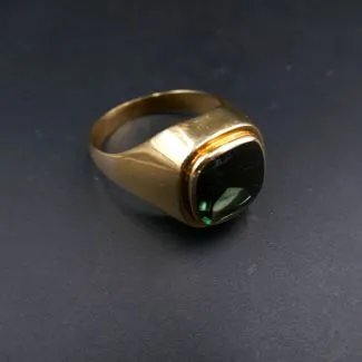 Kraftig fjorten karat herre guldring med olivengrøn sten