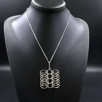 Håndlavet vedhæng af sølv i sølv halskæde