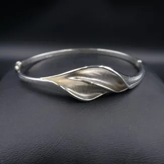 Kraftig sølvarmring med organisk front fra Aagaard 