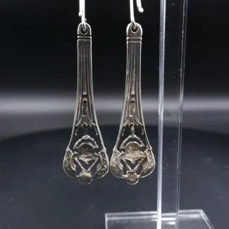 Antikke sterling ørehængere prydet med rubiner