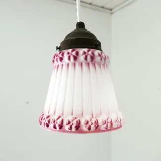 Antik loftslampe i hvidt glas med de fineste lyserøde roser