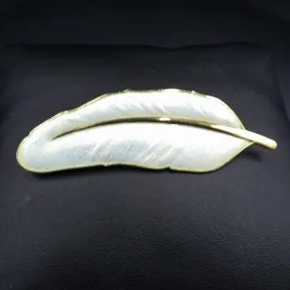 Stor sjælden bladbroche i forgyldt sølv og hvid emalje fra Bahner