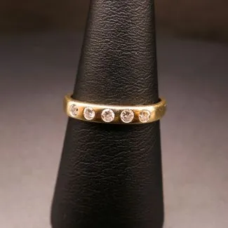 Alliancering prydet med fem store brillanter