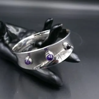 Massiv sølvarmbånd fra Jørgen Jensen prydet med ametyst (6,5)