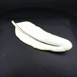 Stor sjælden bladbroche i forgyldt sølv og hvid emalje