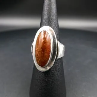 Oval sølvring fra Niels Erik From med rav