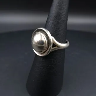 Rund sølvring med oxyderet kant fra N.E. From