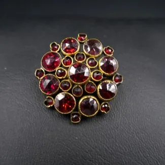 Ældre vintage broche med fine, røde pyrop granat-sten