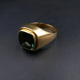 Kraftig 14 karat herre guldring med olivengrøn spinel (73)