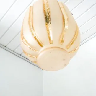 Vintage lyserød glaspendel med messing top