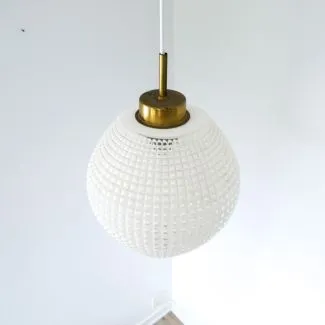 Grafisk, hvid vintage glaspendel med messing-top (30)