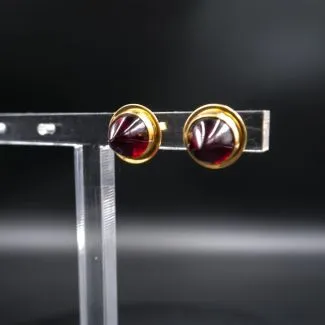 Vintage atten karat guld ørestikkere med røde spydslebne sten