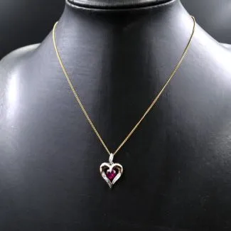 Otte karat guld hjerte prydet med diamanter i guldhalskæde 