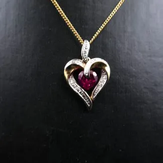 Otte karat guld rubin-hjerte prydet med diamanter i guldhalskæde (42)
