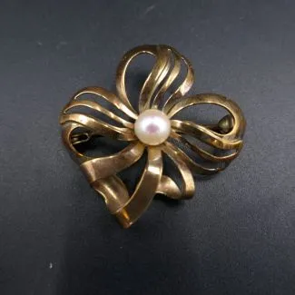 Vintage otte karat blomster guldbroche med perle