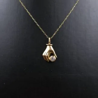 Ni karat guldhalskæde med hånd-vedhæng (43)