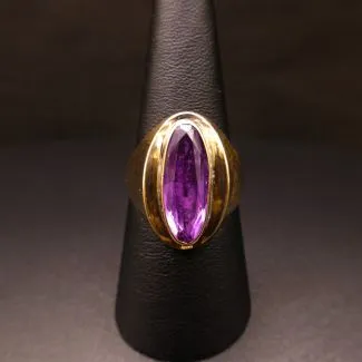 Vintage otte karat guldring med stor oval lilla sten