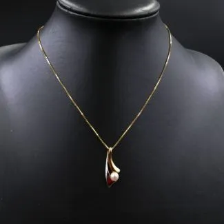 Otte karat guldhalskæde med Aagaard vedhæng i 14 karat tofarvet guld med perle 