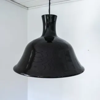 Stor model af Holmegaard, Kantate i sort glas med hvid inderside. 