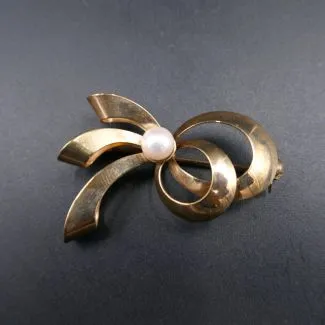 Vintage otte karat sløjfe broche med perle fra Siersbøl