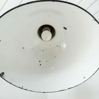 Stor sort industri lampe med hvid emalje  (H:42)