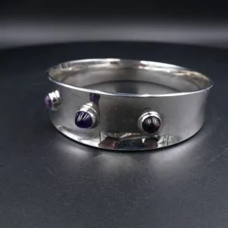 Massiv sølvarmbånd fra Jørgen Jensen prydet med ametyster
